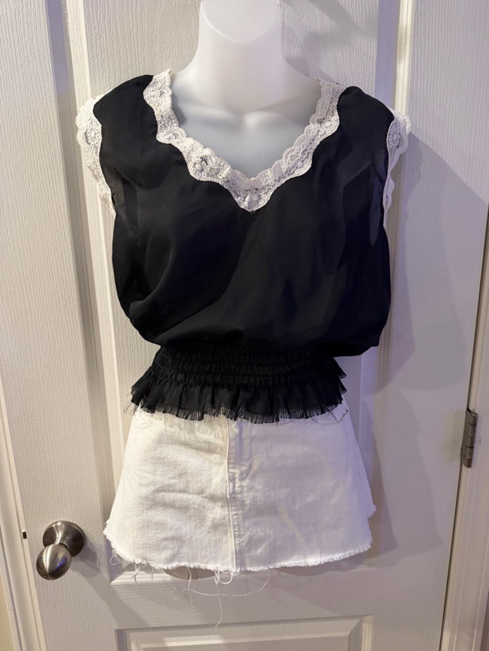 🖤Black Blouse with White Lace Trim 

🤍Size Medium 

🖤NWT